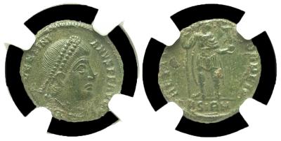AE3 de Valentiniano I. RESTITVTOR REIP(VBLICAE) con emperador portando estandarte y Victoria. 3978317.m