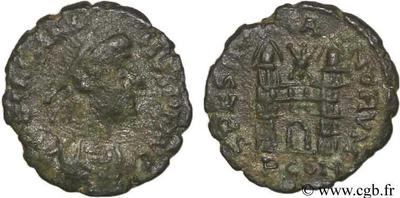 AE4 de Magno Mánimo. SPES ROMANORVM. Puerta de campamento. Arlés 48489.m