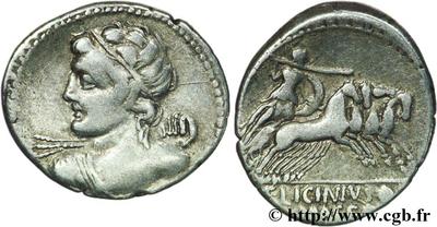 Denario gens Licinia. C. LICINIVS. C. F. MACER. Minerva guiando cuádriga a dcha. Roma. 56617.m
