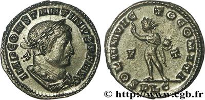 Nummus de Constantino I. SOLI INVICTO COMITI. Sol a izq. Lyon 57554.m