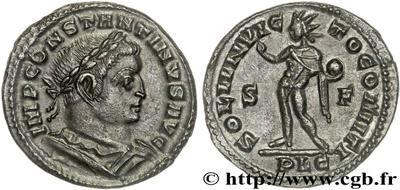 Nummus de Constantino I. SOLI INVICTO COMITI. Sol a izq. Lyon 334751.m
