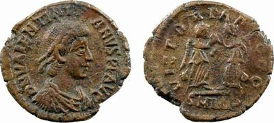 AE4 de Valentiniano II. VICTORIA  AVGGG 968736.m
