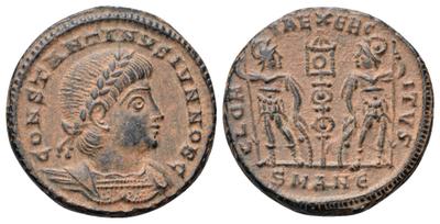 AE4 de Constantino II. GLOR-IA EXERC-ITVS. Un estandarte entre dos soldados. 4485775.m